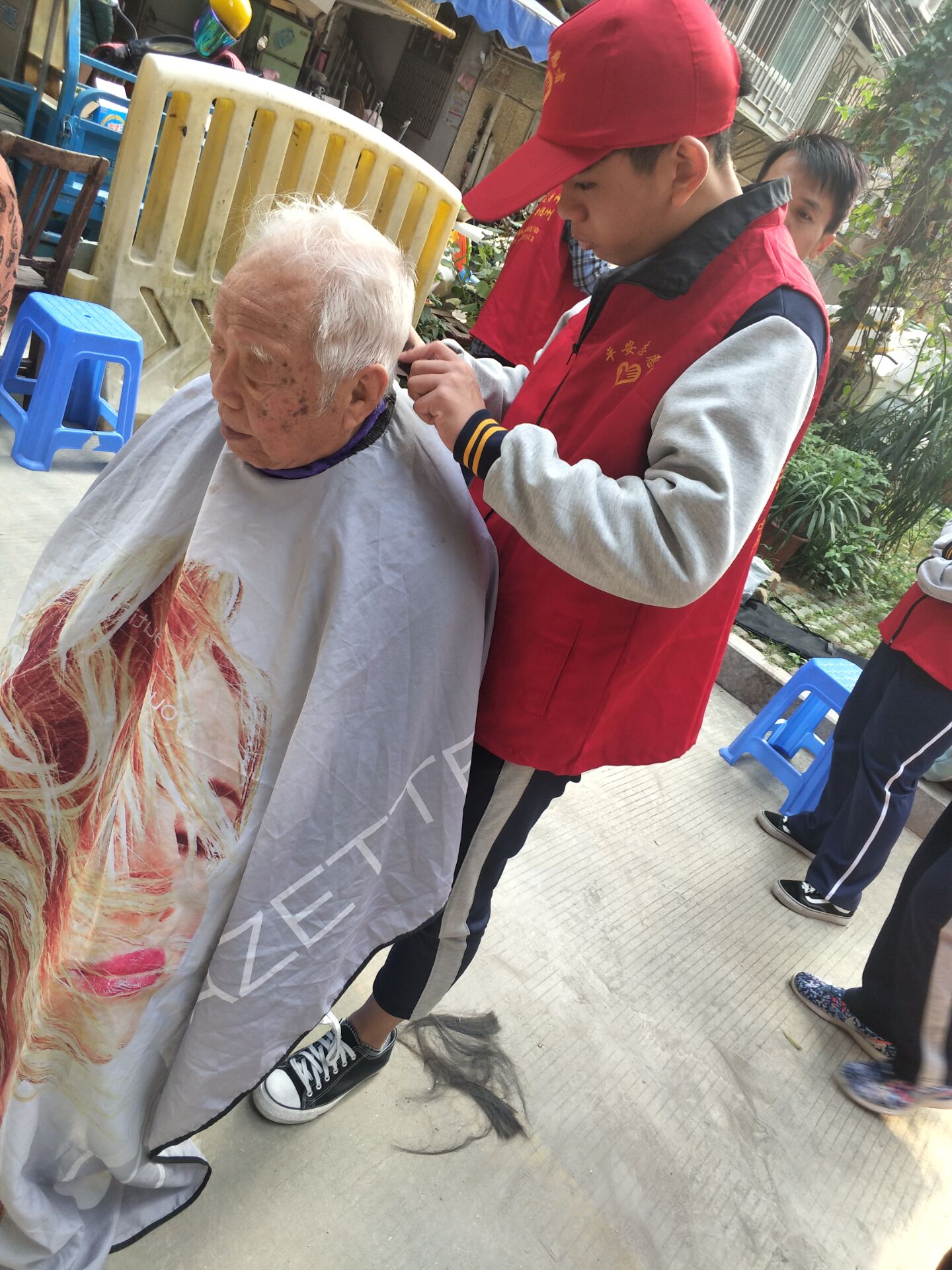 2017-12-6報道：志愿服務(wù)行、紅色身份亮 (3).jpg