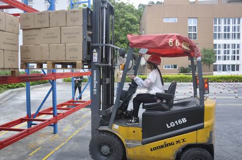 叉車競賽(周琴榮獲第一名)